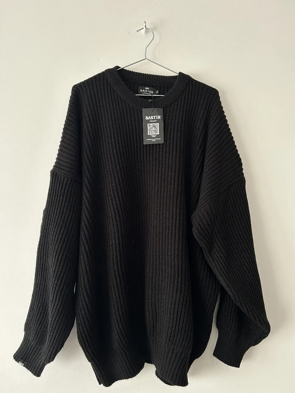 Sweater de hombre negro, tejido grueso, cuello redondo, estilo casual y cómodo. Ideal para el invierno.