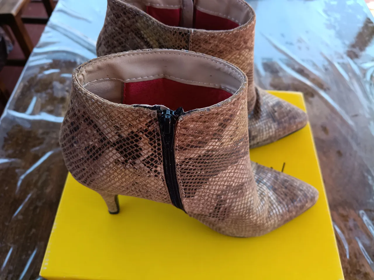 Botitas de cuero con estampado de serpiente, taco fino y punta fina. Cierre lateral para facilitar el calce. Ideales para darle un toque canchero a cualquier look.