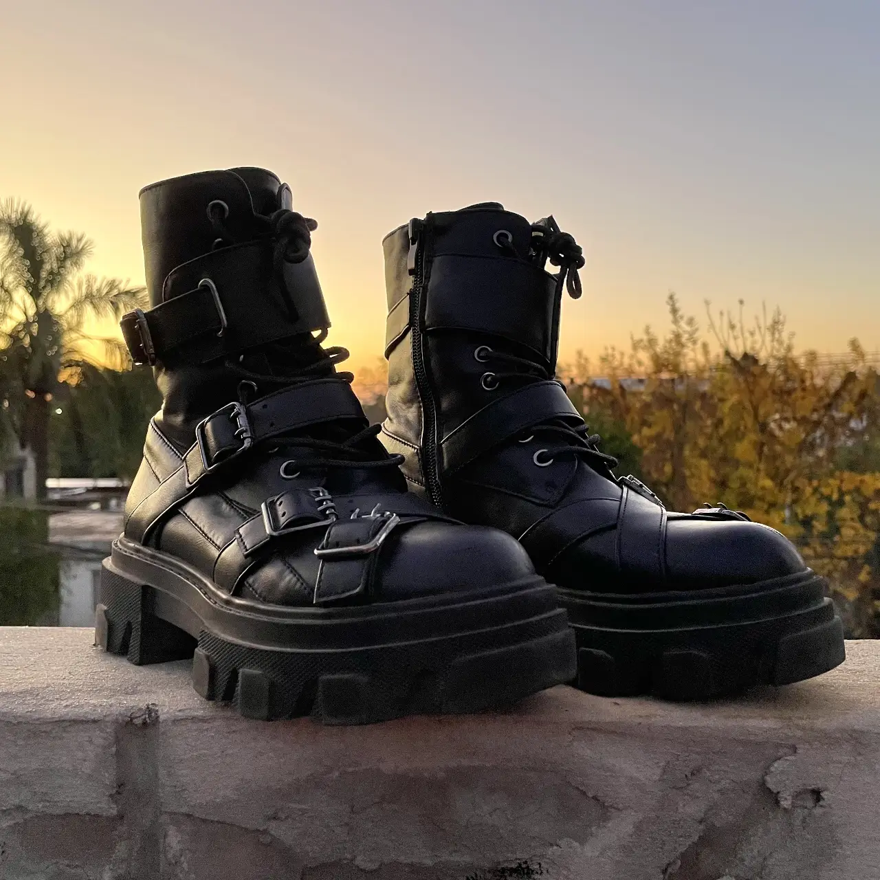 Botas borcegos negros marca 47 Street. Talle 37, en estado impecable, usadas solo 2 veces. Hechas de simíl cuero (PU), con cierre lateral y ancho de pie de 8 cm. Altura total: 21 cm | Altura desde la suela hasta arriba: 15 cm. Ligeras, cómodas y perfectas para looks rockeros, punk o góticos!