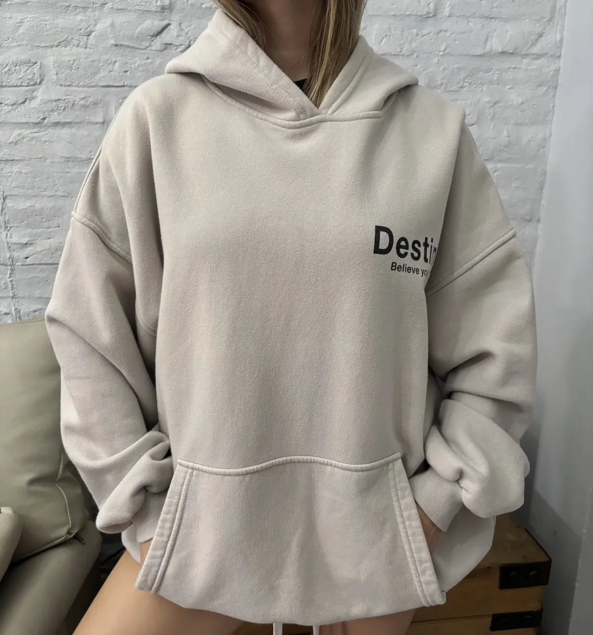 Buzo oversize color gris con estampa "Destiny Believe yourself" en espalda y frente. 