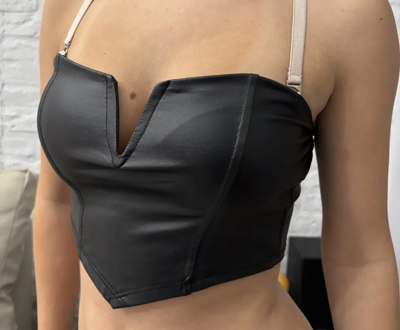 Top negro escotado en V.