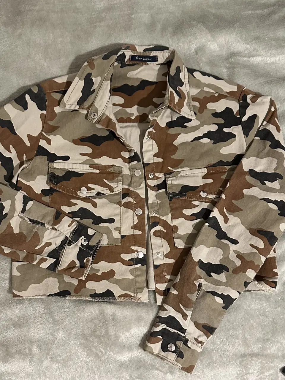 Campera de jean corta con estampado camuflado. Ideal para un look casual y canchero.