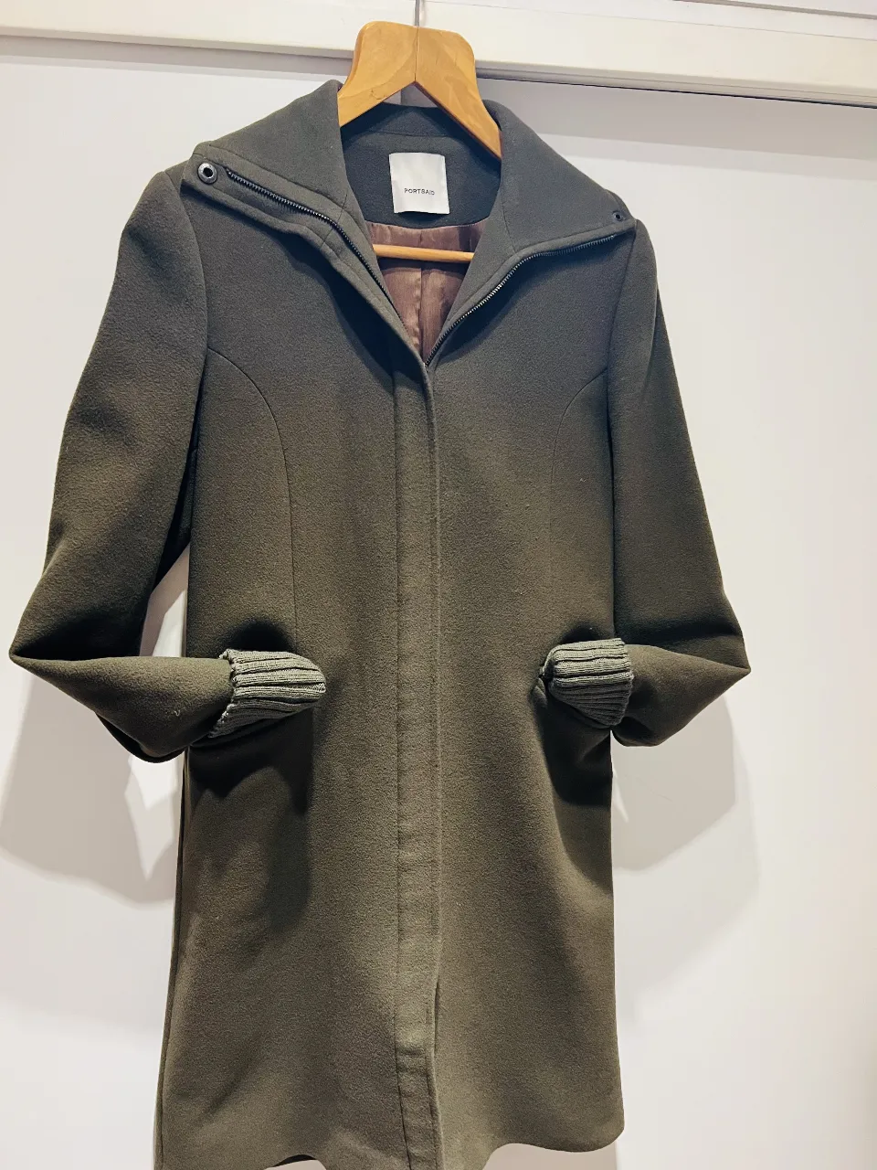 Tapado largo de mujer PORTSAID  en color verde oscuro, con cuello alto y detalles de tejido en los puños. Ideal para el invierno, con un diseño elegante y funcional.