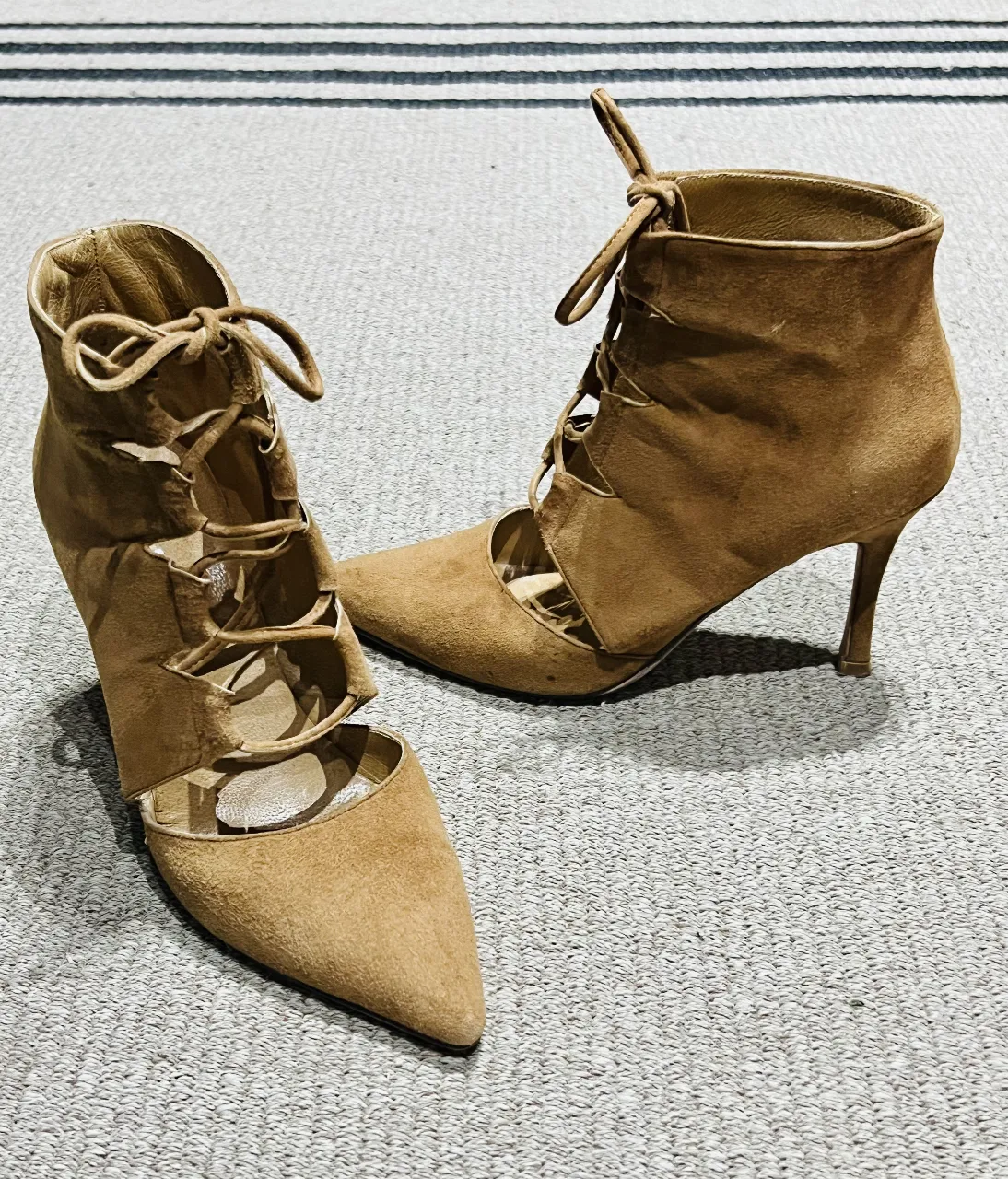 Botineta  de gamuza color marrón con cordones y taco fino. Ideales para un look elegante y sofisticado.