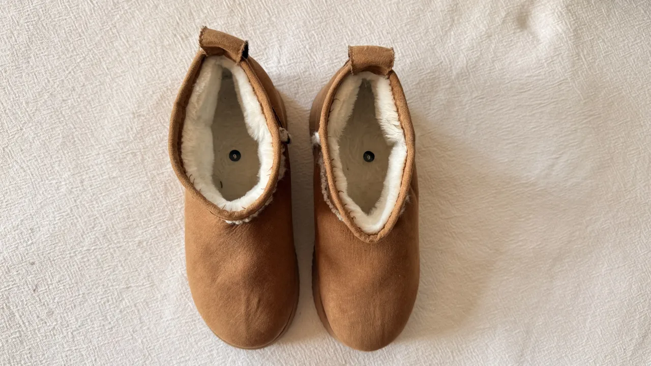 Botitas de gamuza con interior de corderito
-no tiene marca pero muy buena calidad y son divinas. 
-condición: sin uso 