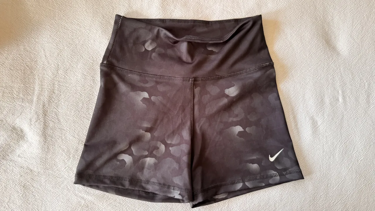 Shorts deportivos de color negro Nike (con estampado camuflado en tonos de gris). 