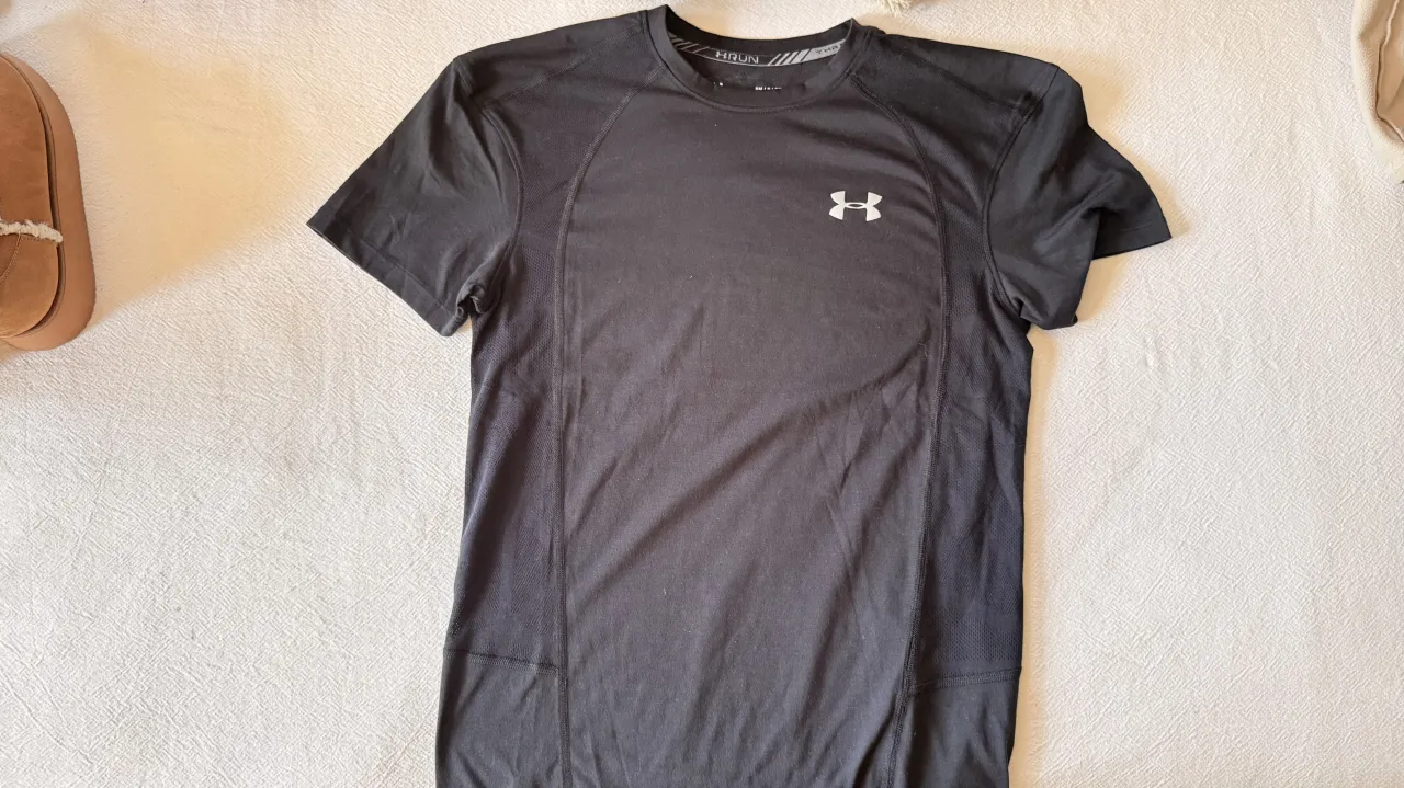 Remera deportiva negra de manga cortas Under Armour.