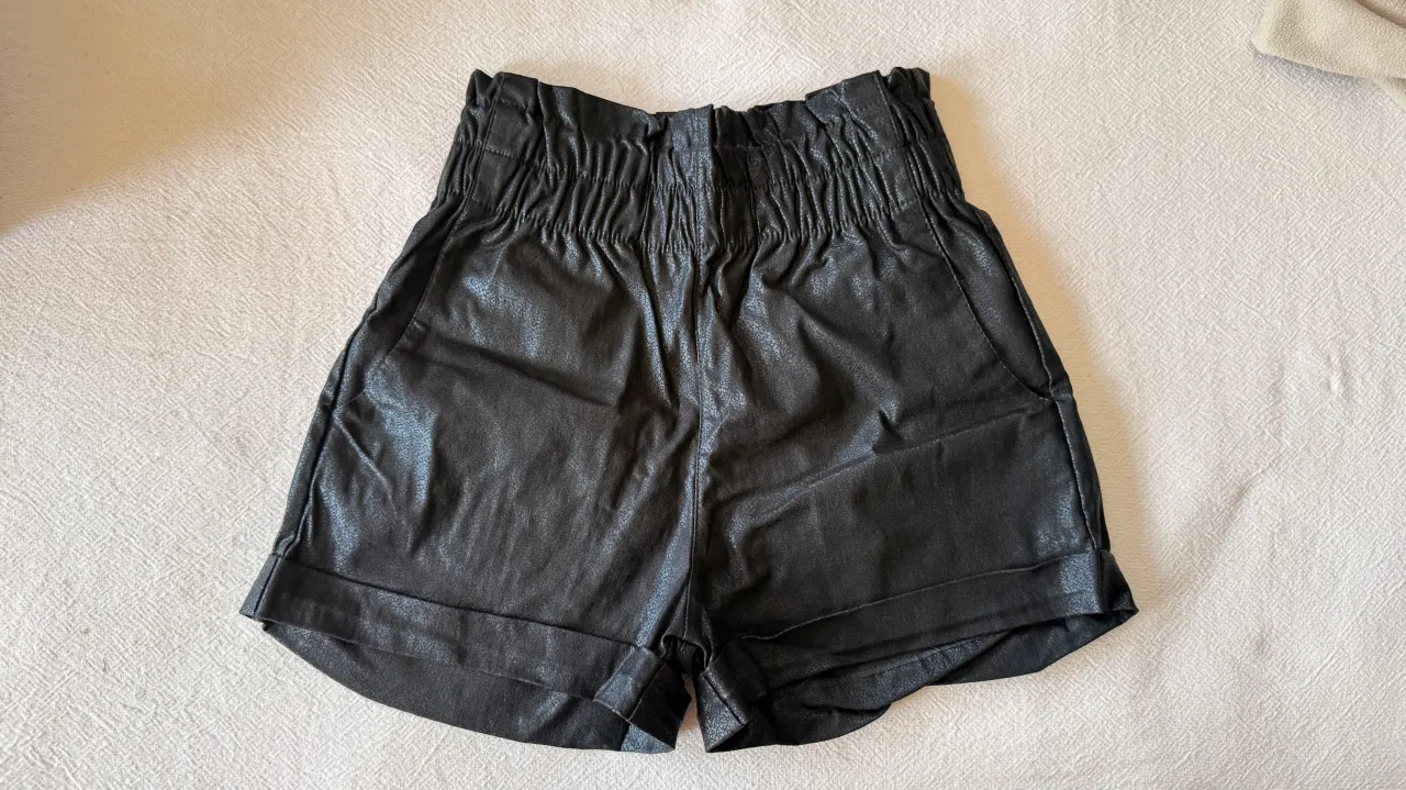 Shorts de cuero sintético negro con cintura elastizada fruncida (tiro alto)
-muy canchera 