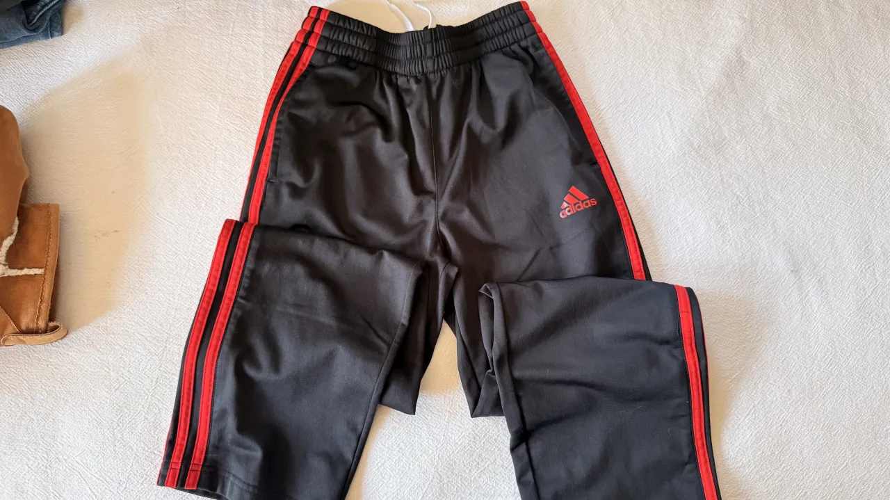 Pantalón deportivo Adidas (negro con tres tiras rojas a los costados de las piernas) 
