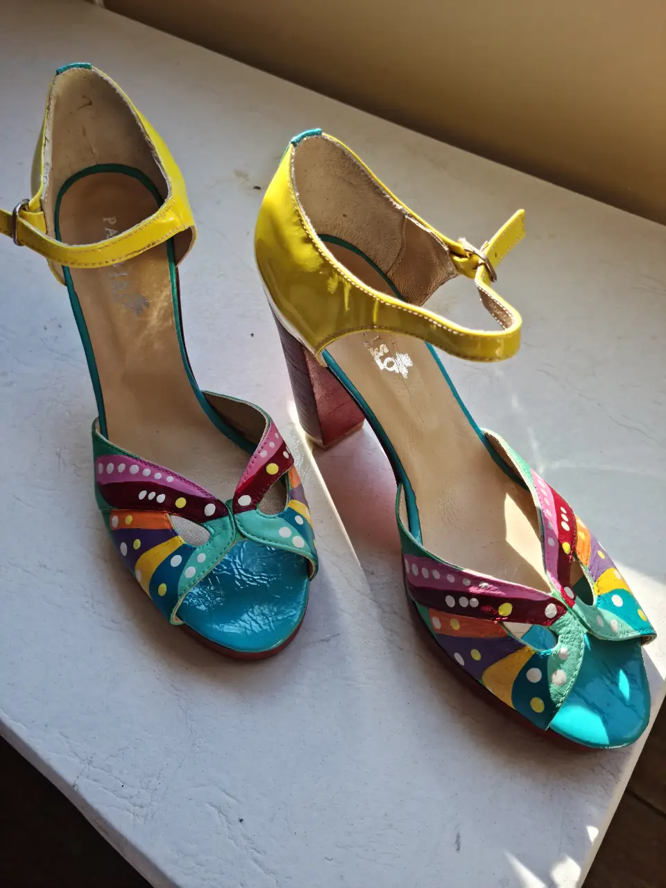 Sandalias de mujer con diseño colorido y tacón. Ideales para un look de fiesta o salida. 