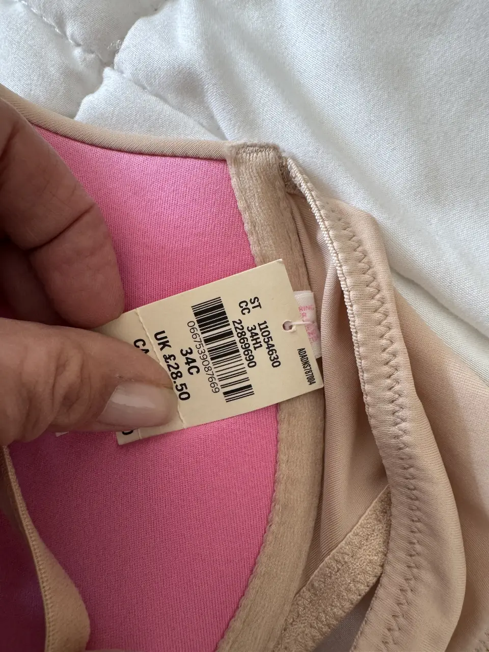 Corpiño push up color beige , talle 34C, de la marca Pink. cruzado atrás cierre delantero 