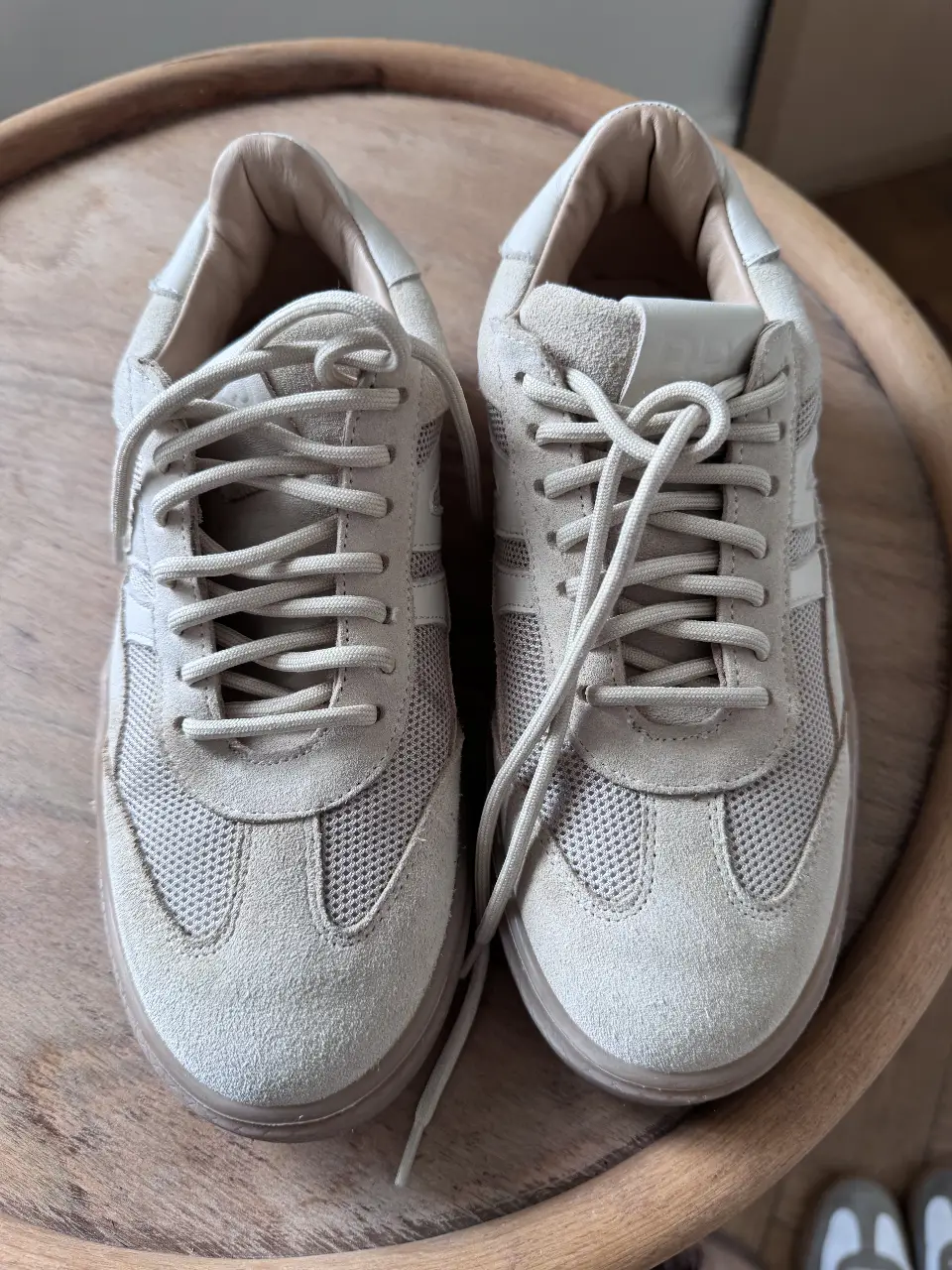 Zapatillas de hombre color crudo, con detalles en gamuza y malla. Ideales para un look casual y cómodo.