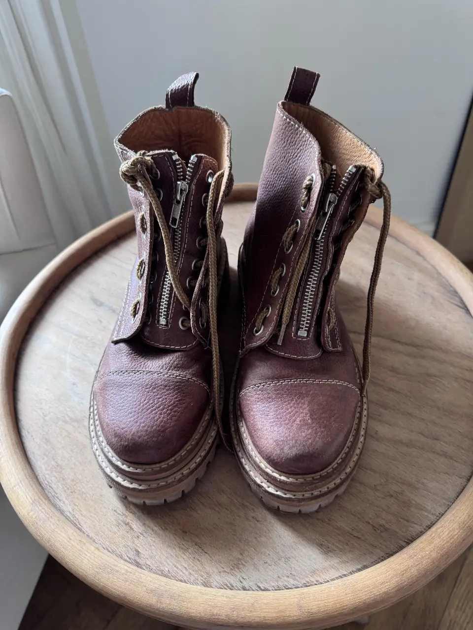 Botines de cuero marrón con cierre frontal y cordones el cierre se puede sacar . Ideales para un look casual y urbano.