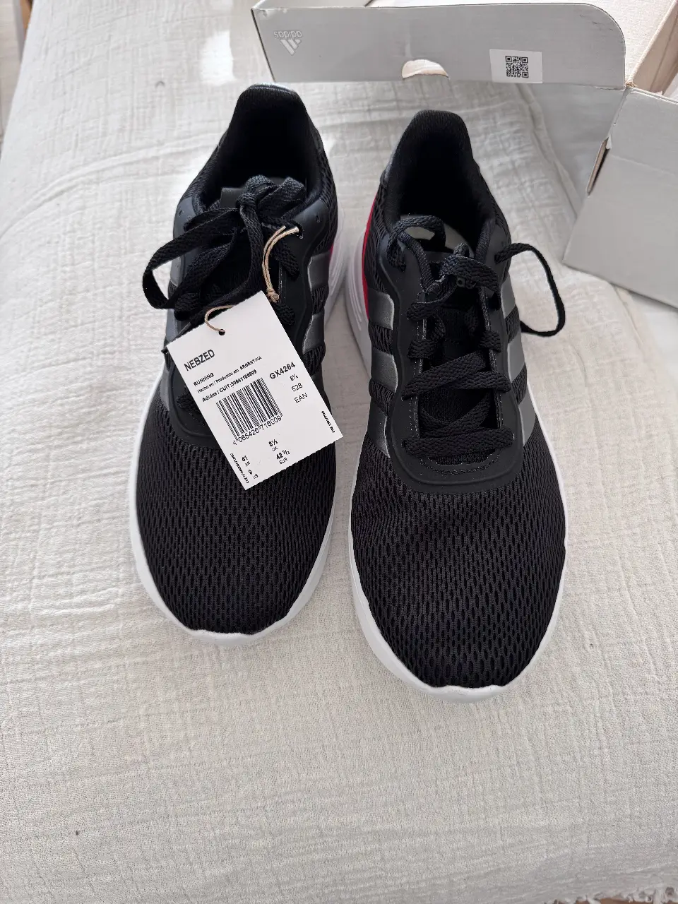 Zapatillas Adidas NEBZED negras con detalles en  rojo. Ideales para running y uso diario. Con suela blanca y diseño moderno. nuevas en caja 