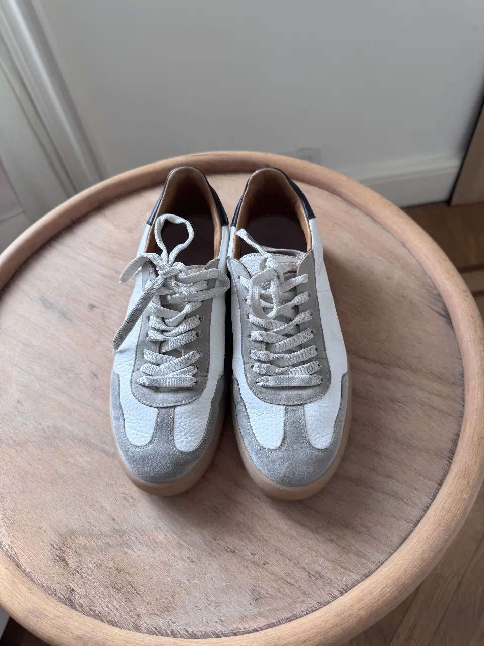 Zapatillas deportivas de mujer, blancas con detalles en gris y suela marrón. Ideales para un look casual y cómodo.