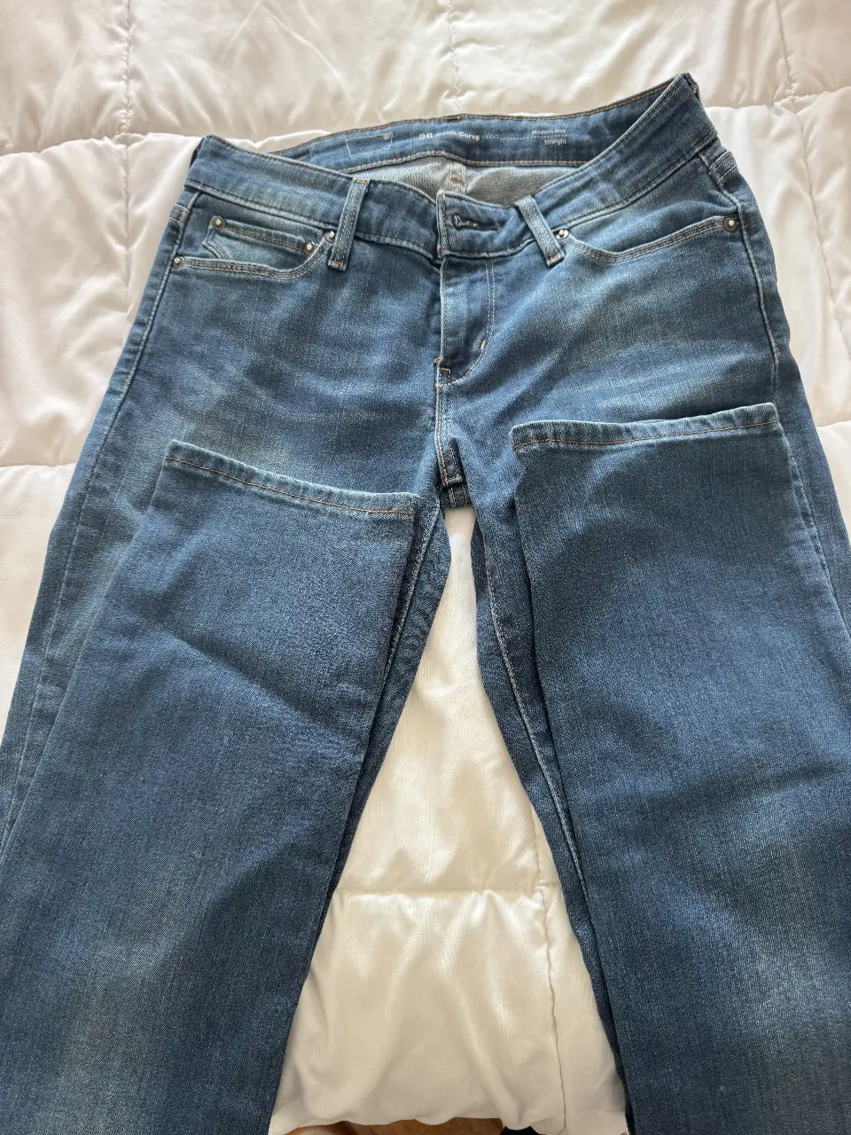 Jeans de mujer Levi's Demi Curve, talle 26, corte recto, tiro medio. Un clásico atemporal para cualquier ocasión.