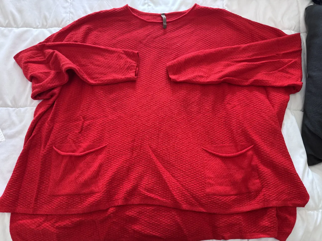 Sweater largo de mujer, color rojo, con dos bolsillos delanteros. Cuello redondo. Marca Campomar. Talle único amplio S/M 