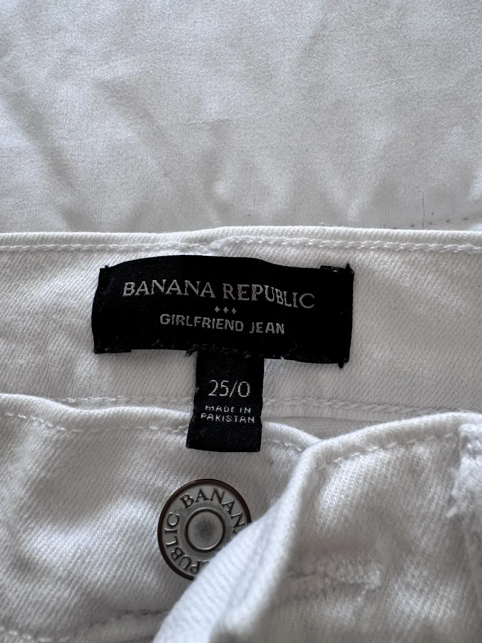 Jeans rectos de mujer, modelo girlfriend, tiro medio, color blanco, de la marca Banana Republic. Talle 25/0. Ideal para un look casual y versátil.
