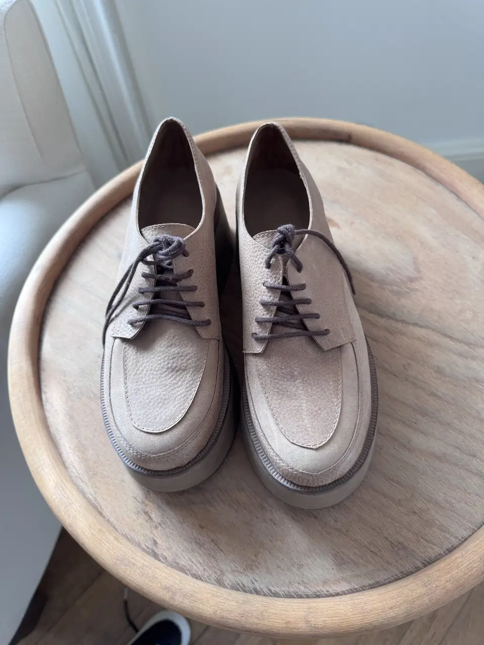 Zuecos de plataforma color crudo, con cordones marrones. Ideales para un look casual y moderno.