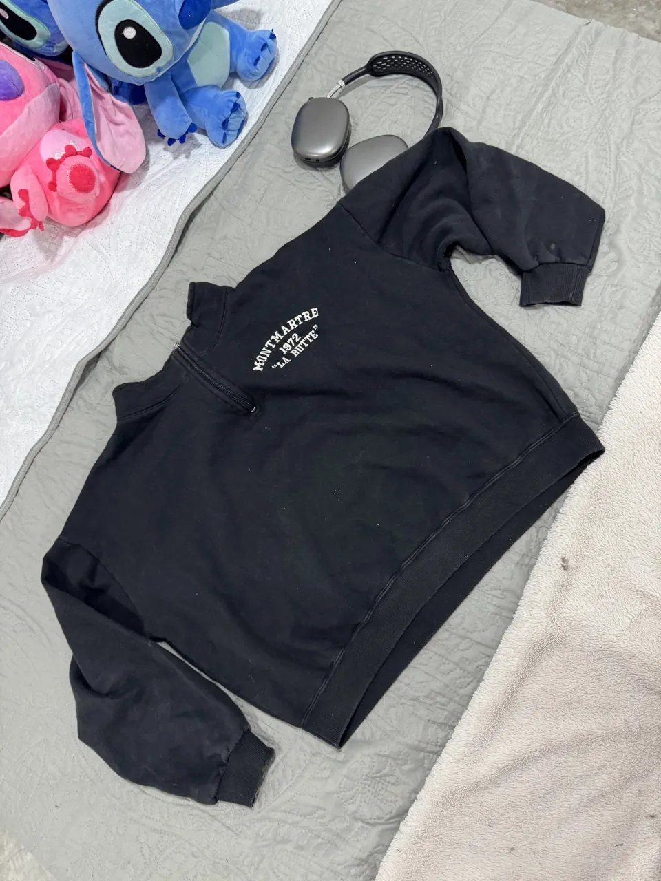 Buzo negro con cierre en el cuello y estampa "MONTMARTRE 1972 'LA BUTTE'" en blanco.