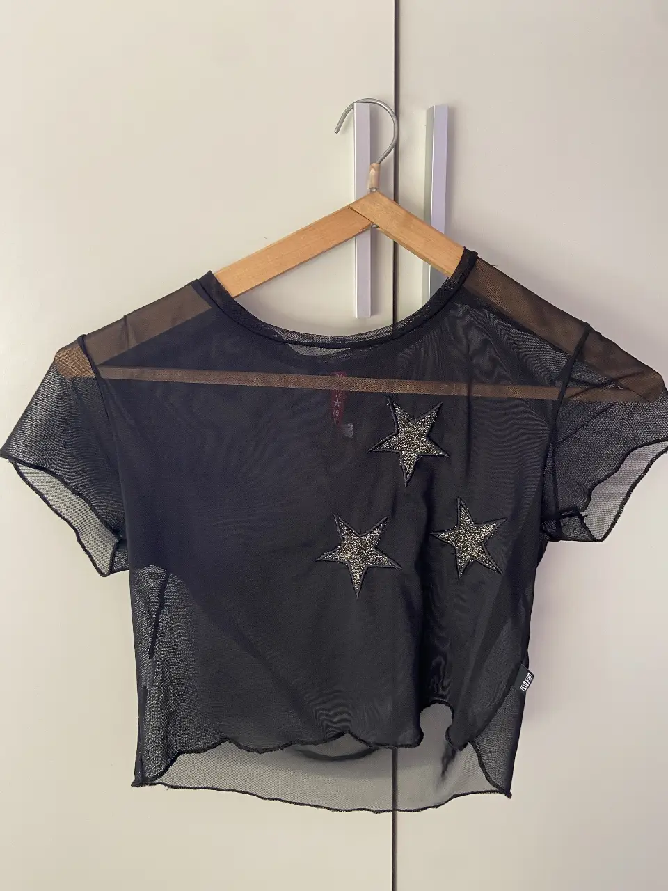 top de tul negro con detalles de estrella para salir 