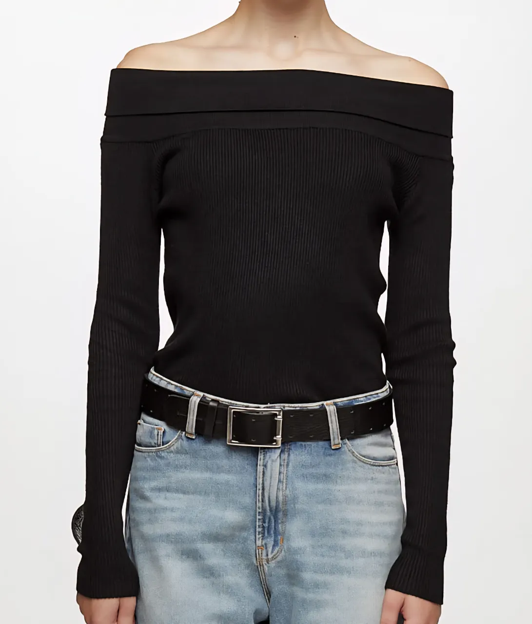 Remera negra de manga larga, escote Bardot, con textura acanalada. Ideal para un look canchero y moderno. es elastizada