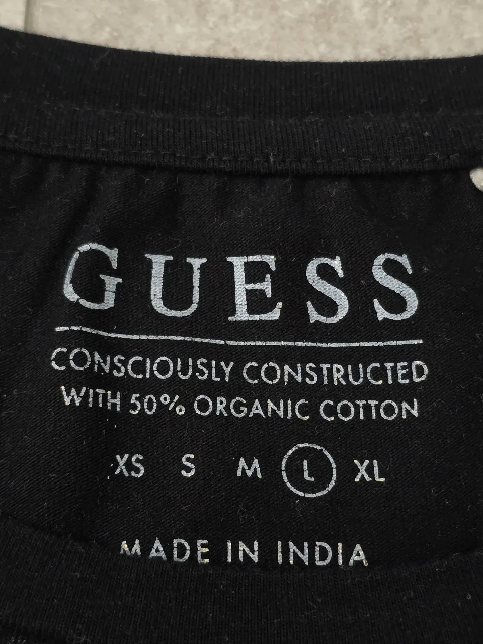 Remera GUESS - Vista 3