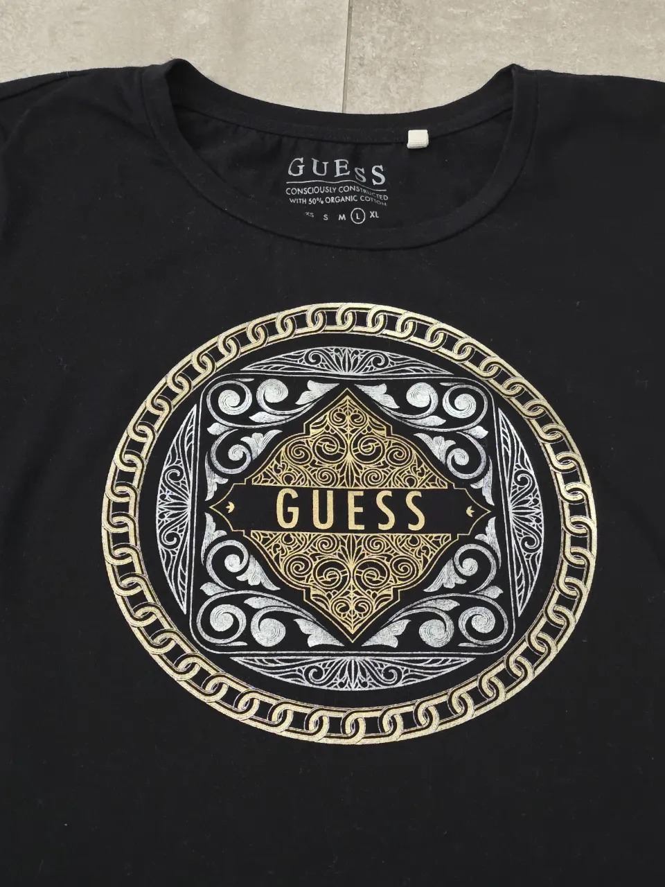 Remera GUESS - Vista 2