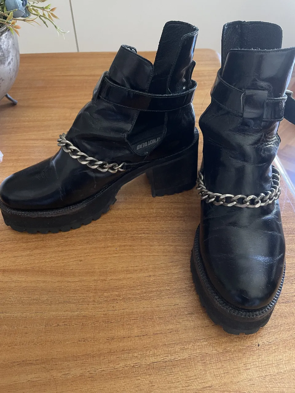 Botines negros de cuero con detalles de cadena. Diseño moderno y audaz, ideales para un look rockero y con estilo.