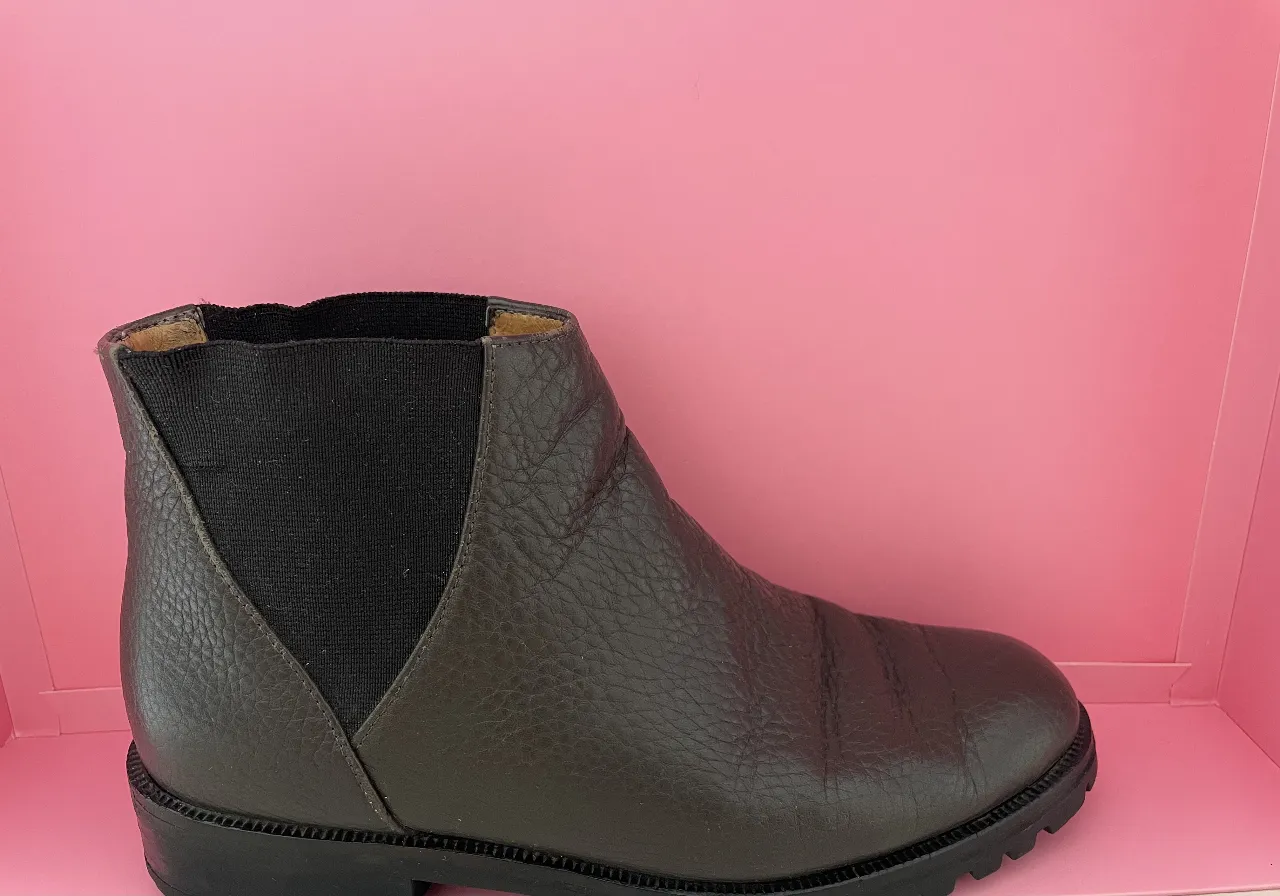 Botines de cuero marrón oscuro con detalles elásticos en los laterales. Ideales para un look casual y cómodo.