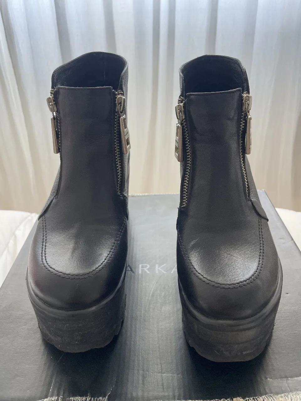 Botines negros con plataforma y cierre lateral. Estilo rocker y moderno, ideales para un look audaz.