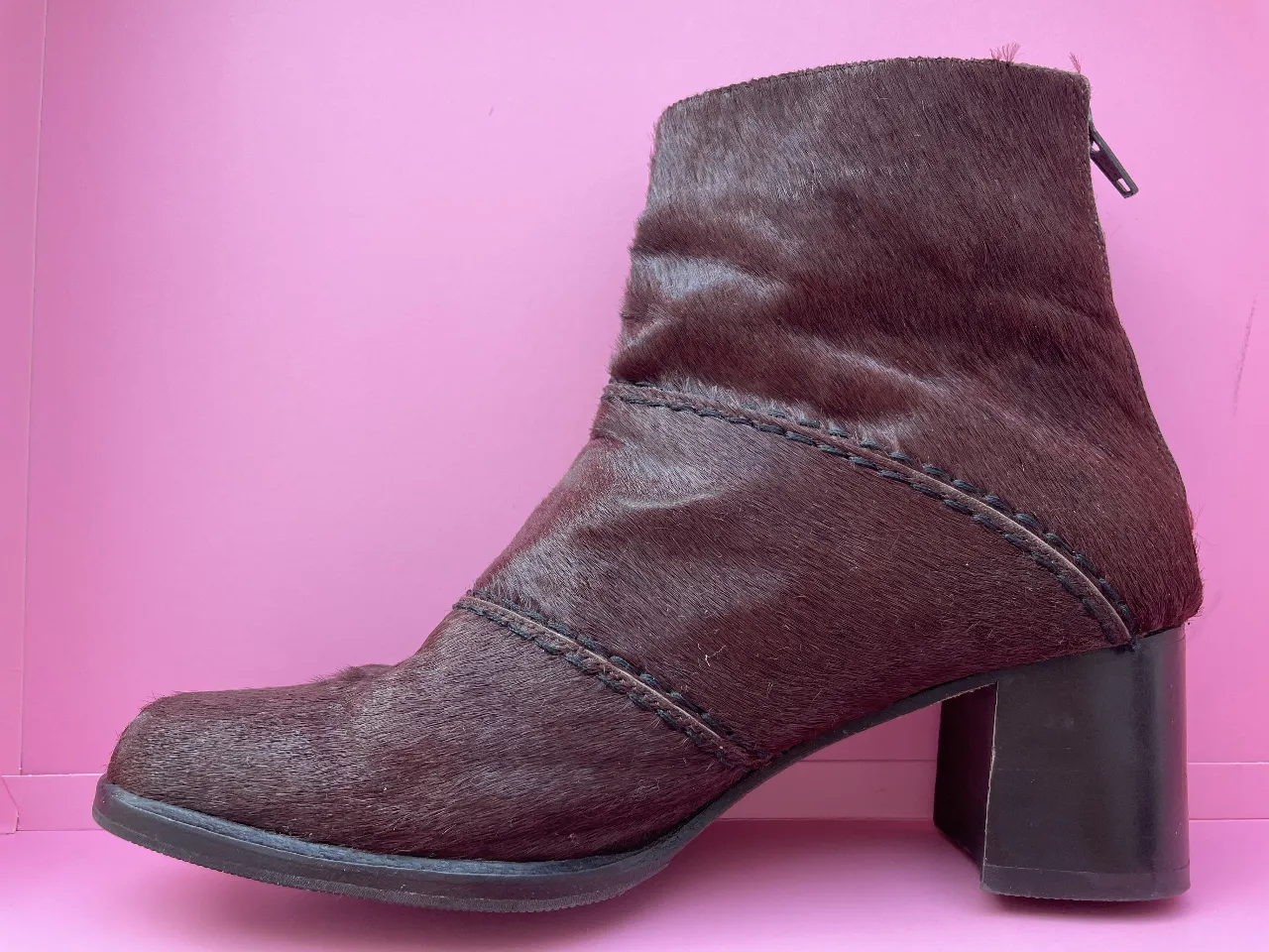 Botines de cuero marrón con taco cuadrado. Diseño con cierre trasero y detalles de costura. Ideales para un look vintage.