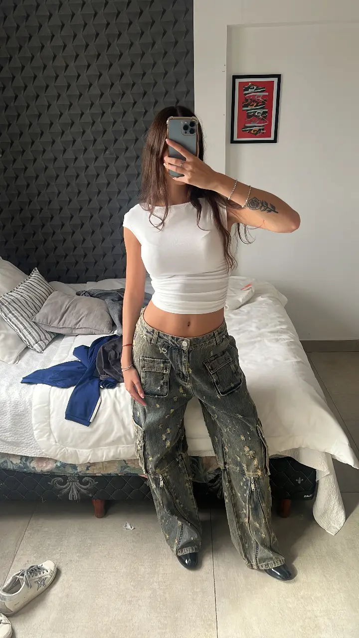 Jean ginebra. Pantalón cargo de jean con detalles desgastados y bolsillos amplios. Estilo utilitario y Y2K, ideal para un look casual y moderno.