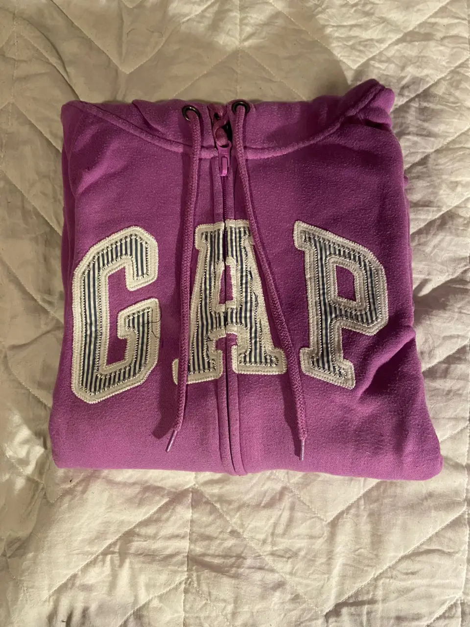 Buzo con cierre Gap, color rosa, talle M. Con capucha y el logo de la marca en el frente. Ideal para un look casual y cómodo.