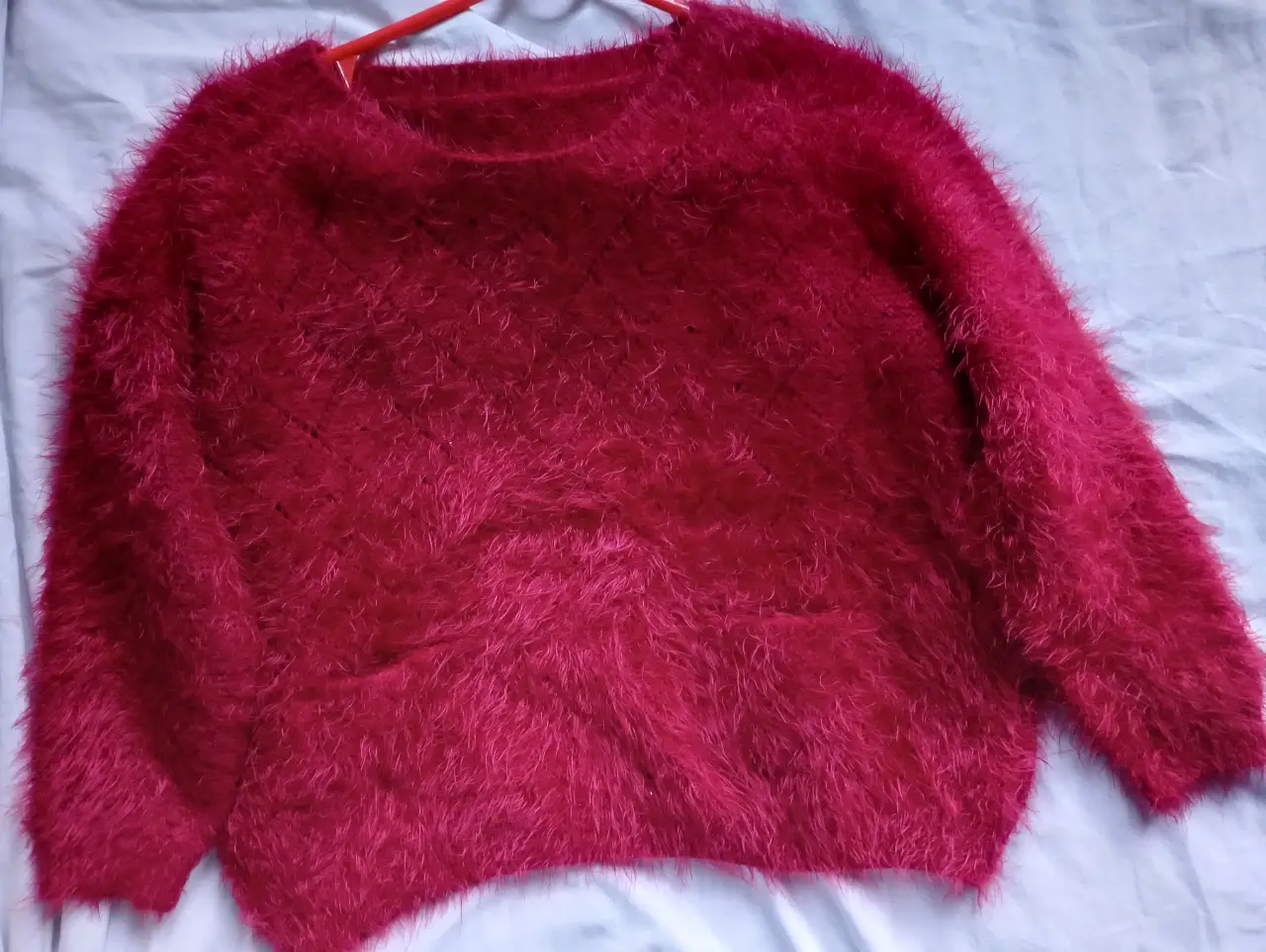 Sweater de mujer, color rojo, tejido peludo, ideal para el invierno. Cuello redondo,  mangas largas 3/4 y bolsillos. 