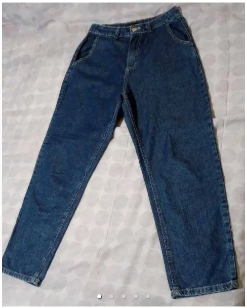 Jean Mom de denim azul, tiro alto, con bolsillos delanteros y traseros. Un clásico atemporal para cualquier guardarropa. Talle 40 (3) / 93cm (largo)/76-80cm (cintura) / 100-104cm (cadera). Cierre y botón en excelente estado 