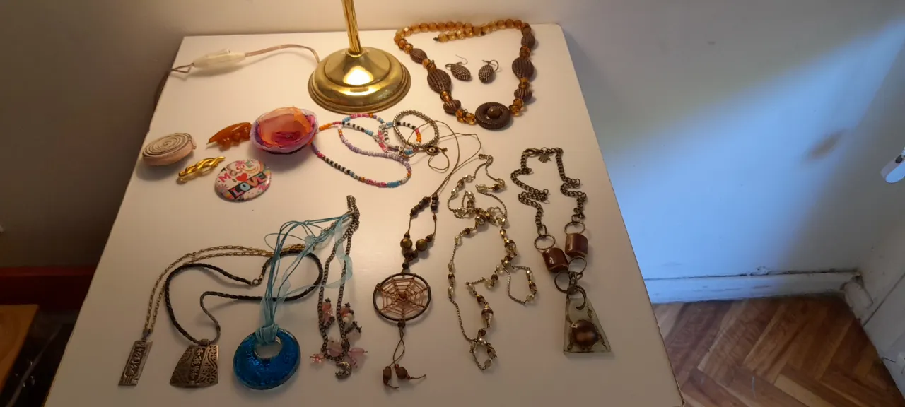 Lote de bijouterie artesanal estilo boho. Incluye collares, aros, pulseras y un pin. Piezas únicas con detalles en hilos, cuentas y metales. Ideal para darle un toque original a tus outfits.