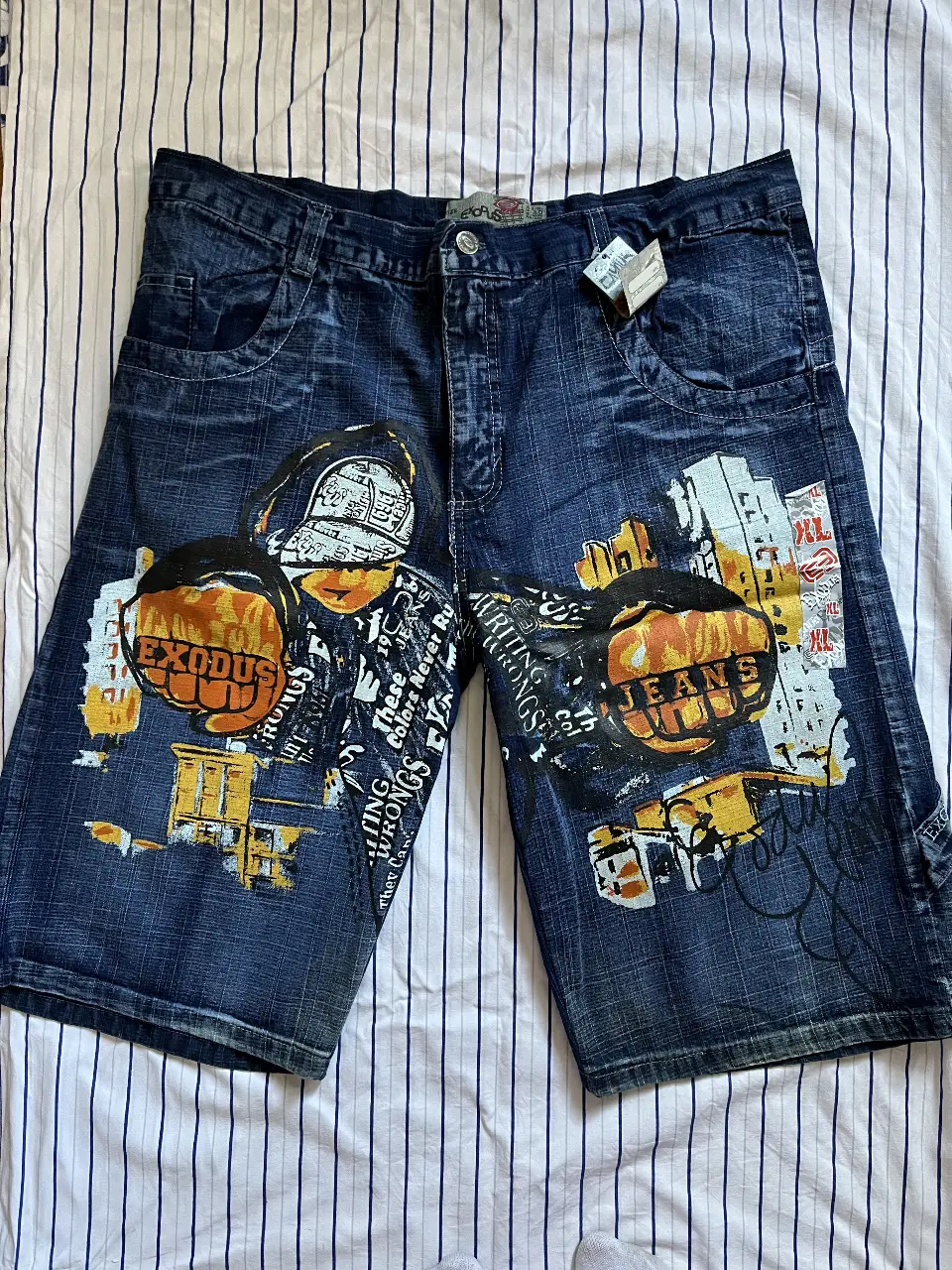 Short de jean de hombre con estampados y detalles. Talle XL. Ideal para un look urbano y canchero.