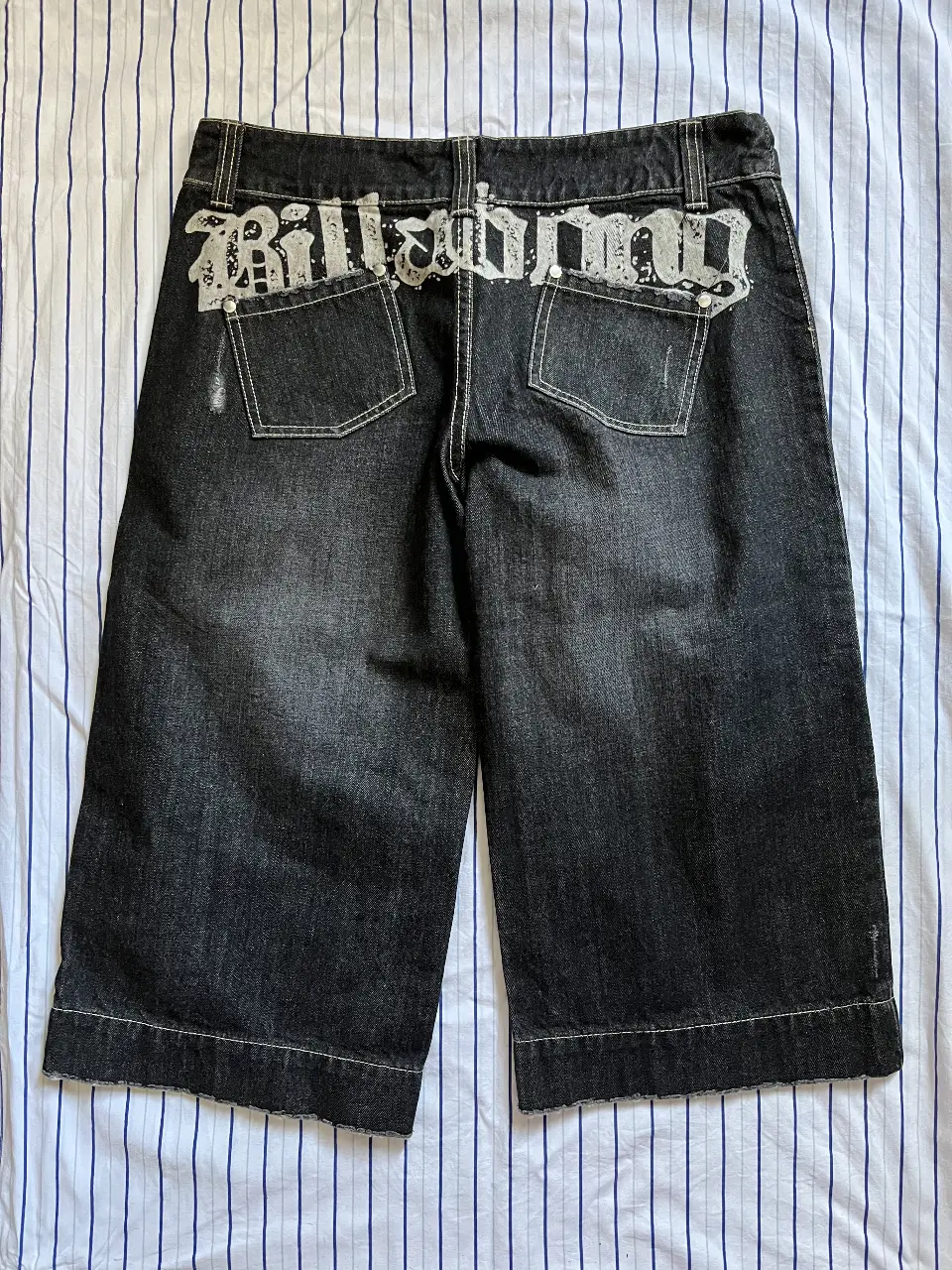 Short de jean negro de la marca Billabong, con el logo en la parte trasera. Estilo Y2K, ideal para un look casual y urbano. Bermudas