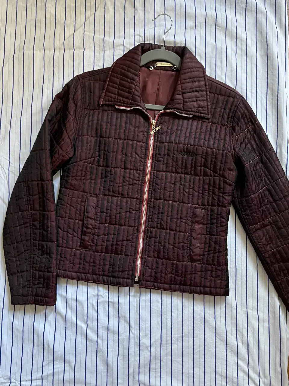 Campera acolchada de color borgoña con cierre y bolsillos. Ideal para un look casual y abrigado. Kosiuko vintage