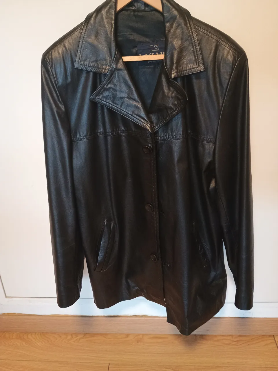 Campera de cuero negra para hombre, estilo biker, con botones y bolsillos.