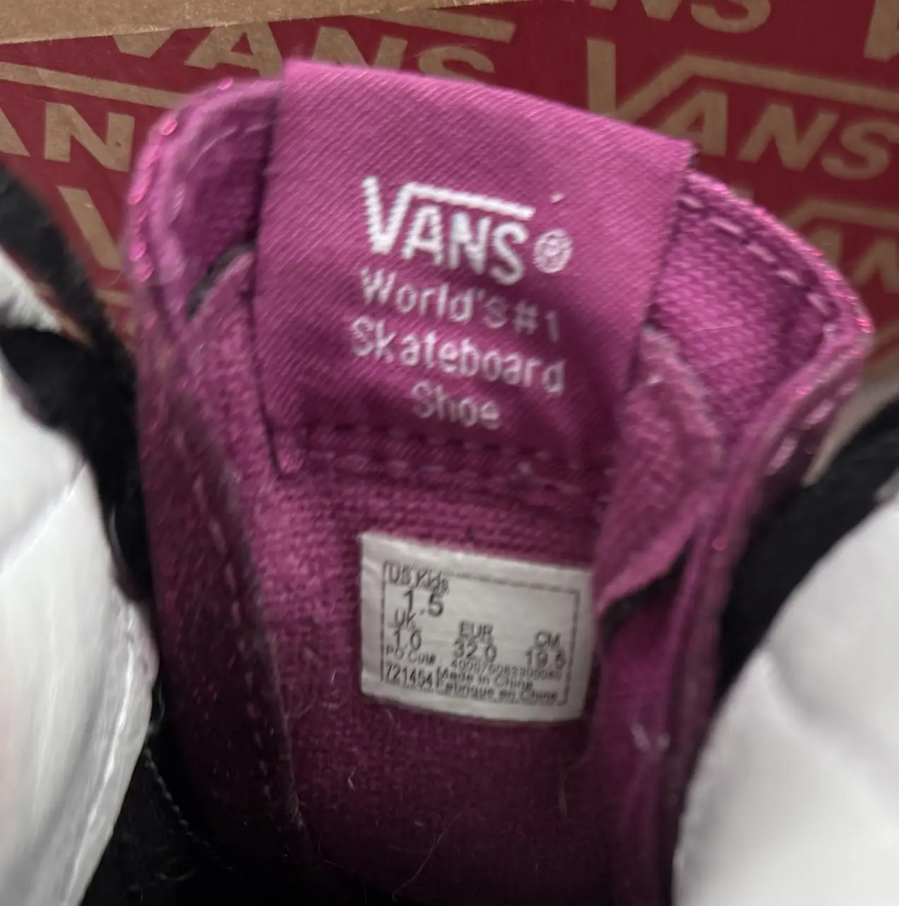 Zapatillas Vans Sk8-Hi para niñas, color rosa con detalles brillantes. Talle 1.5 US Kids, ideales para un look skater y casual.