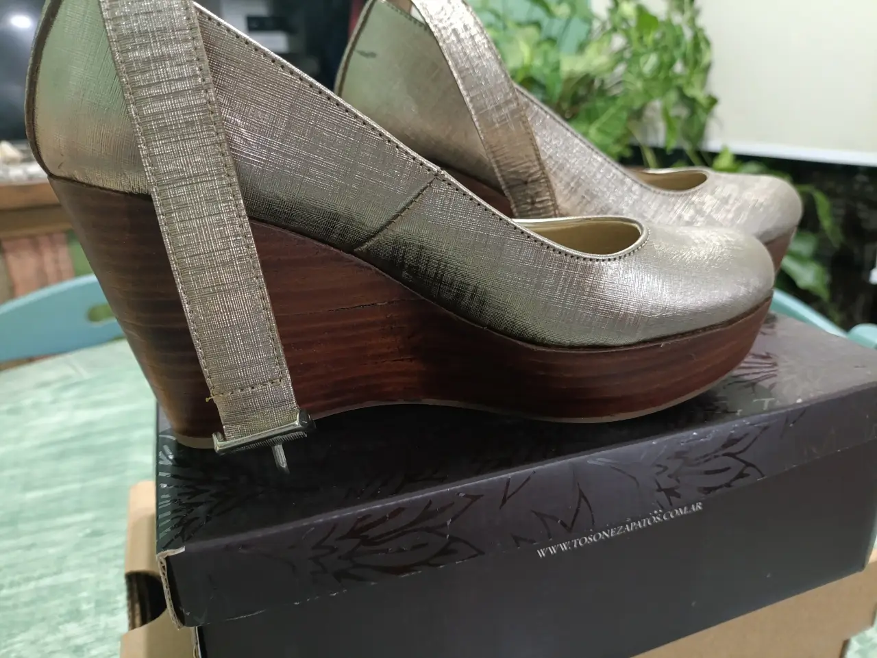 Elegantes zapatos de taco con plataforma y pulsera dorados. Ideales para eventos formales o fiestas.