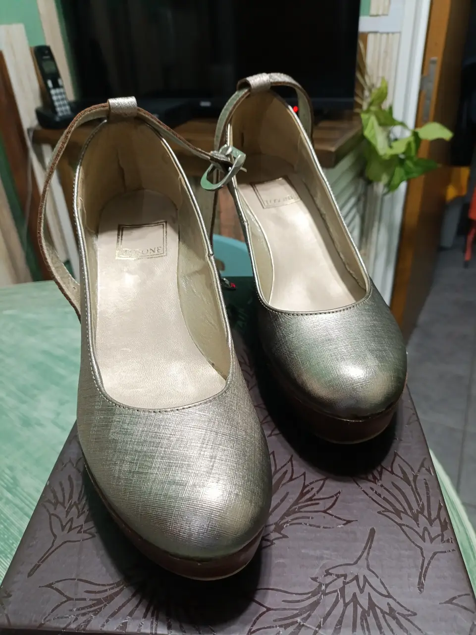 Elegantes zapatos de taco alto color dorado, ideales para fiestas y eventos especiales. Diseño sofisticado con detalles que realzan cualquier atuendo.