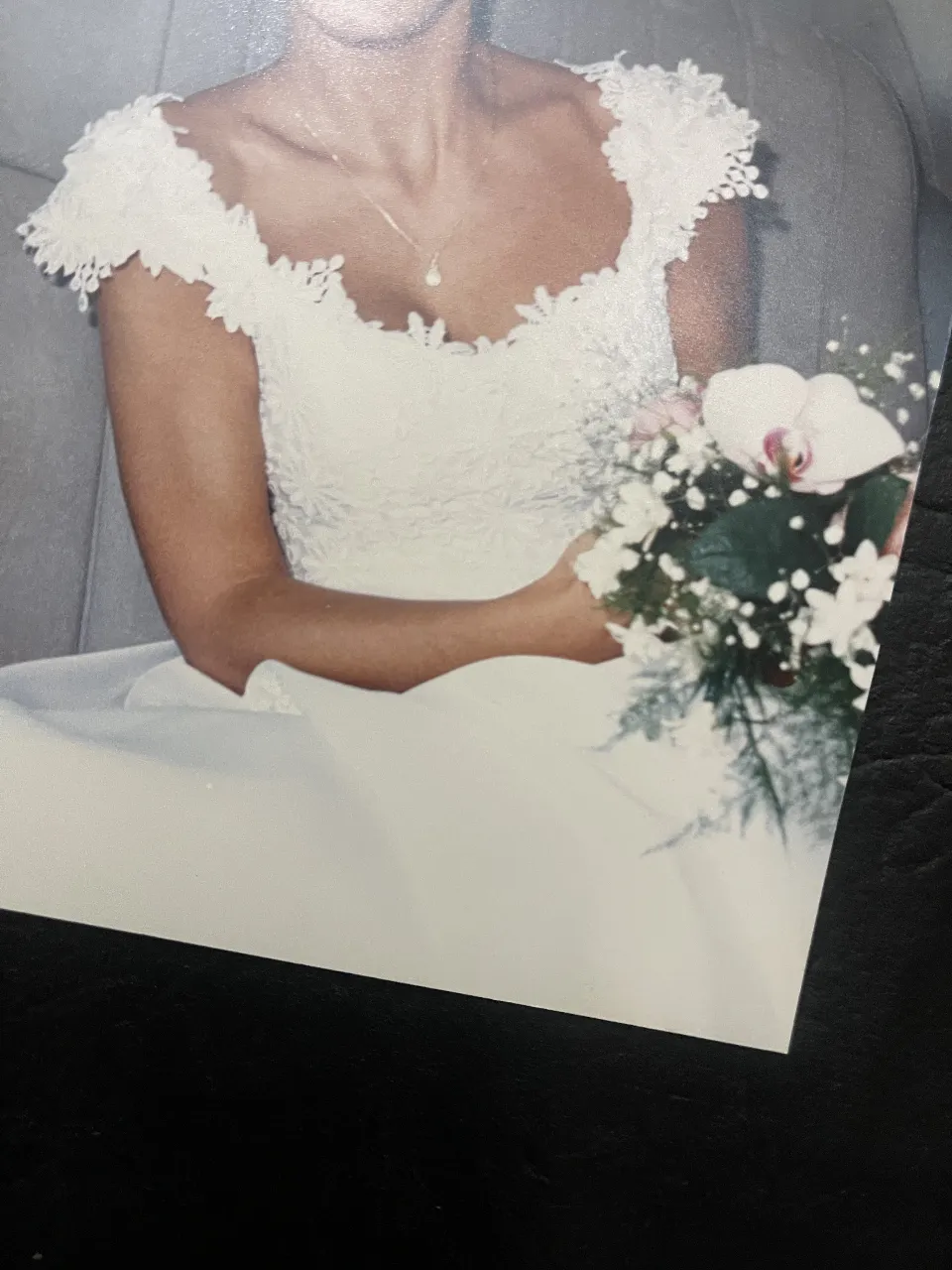 Vestido de novia blanco, con detalles de encaje en la parte superior y mangas cortas. Falda amplia y fluida. Ideal para un casamiento.
