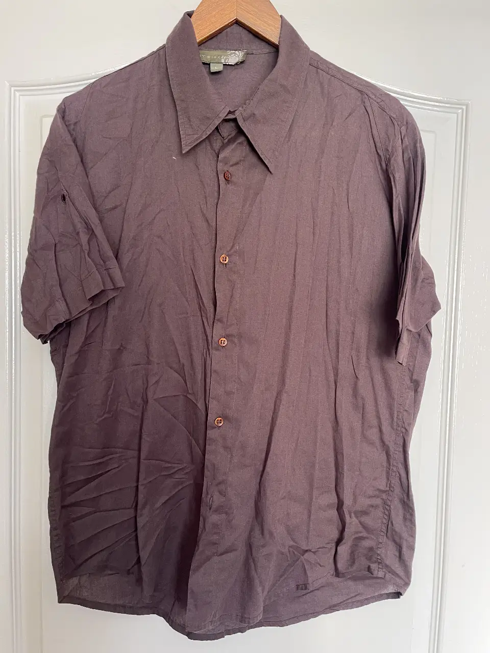 Camisa de hombre manga corta en color marrón. Ideal para un look casual y cómodo. Confeccionada en un tejido suave y ligero, perfecta para el día a día.