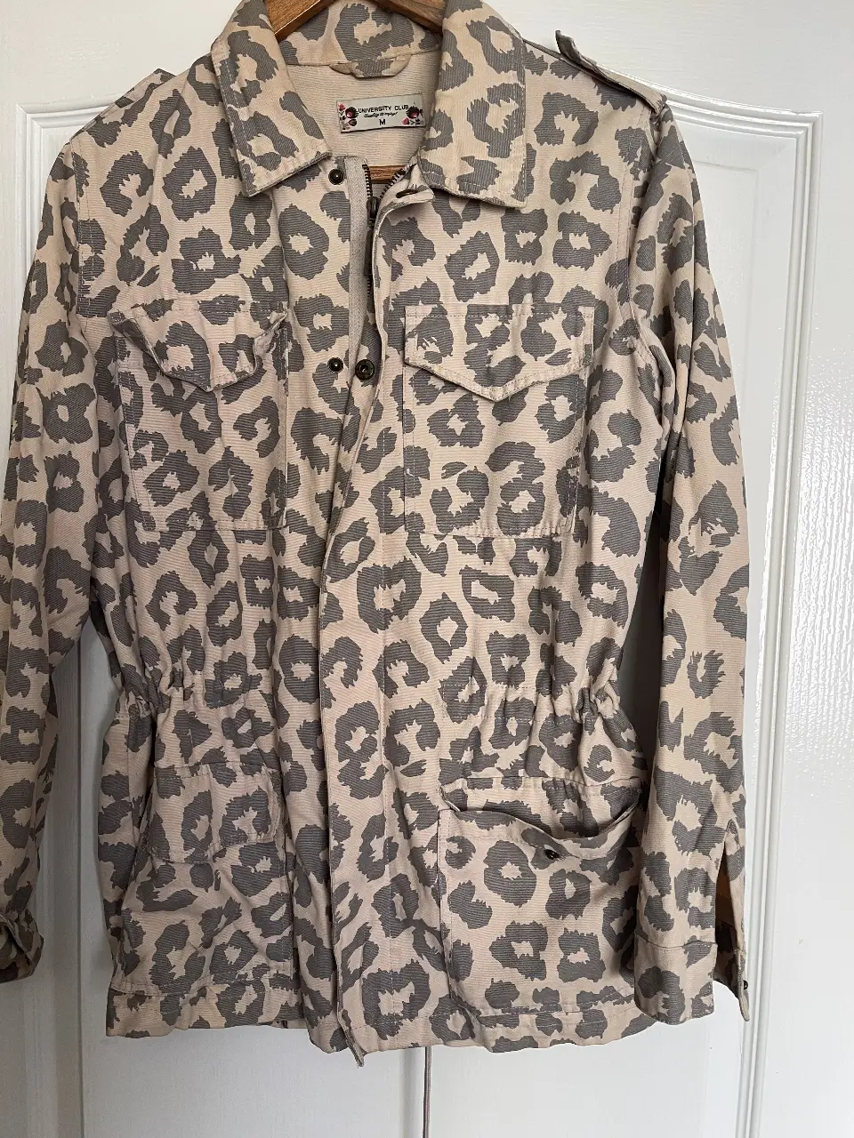Campera bomber con estampado de leopardo en tonos grises y crudos. Ideal para un look casual y canchero. Cuenta con bolsillos y ajuste en la cintura.