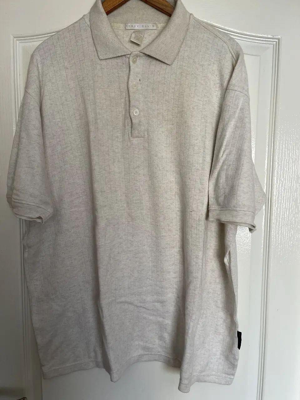 Remera polo de hombre, color crudo, con diseño acanalado. Cuello y mangas cortas. Ideal para un look casual y cómodo.