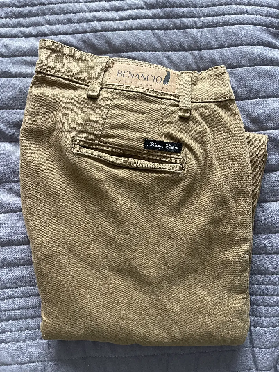Pantalón chino color khaki para hombre, ideal para un look casual y versátil. Confeccionado en gabardina, este pantalón ofrece comodidad y estilo. Perfecto para combinar con diferentes outfits.