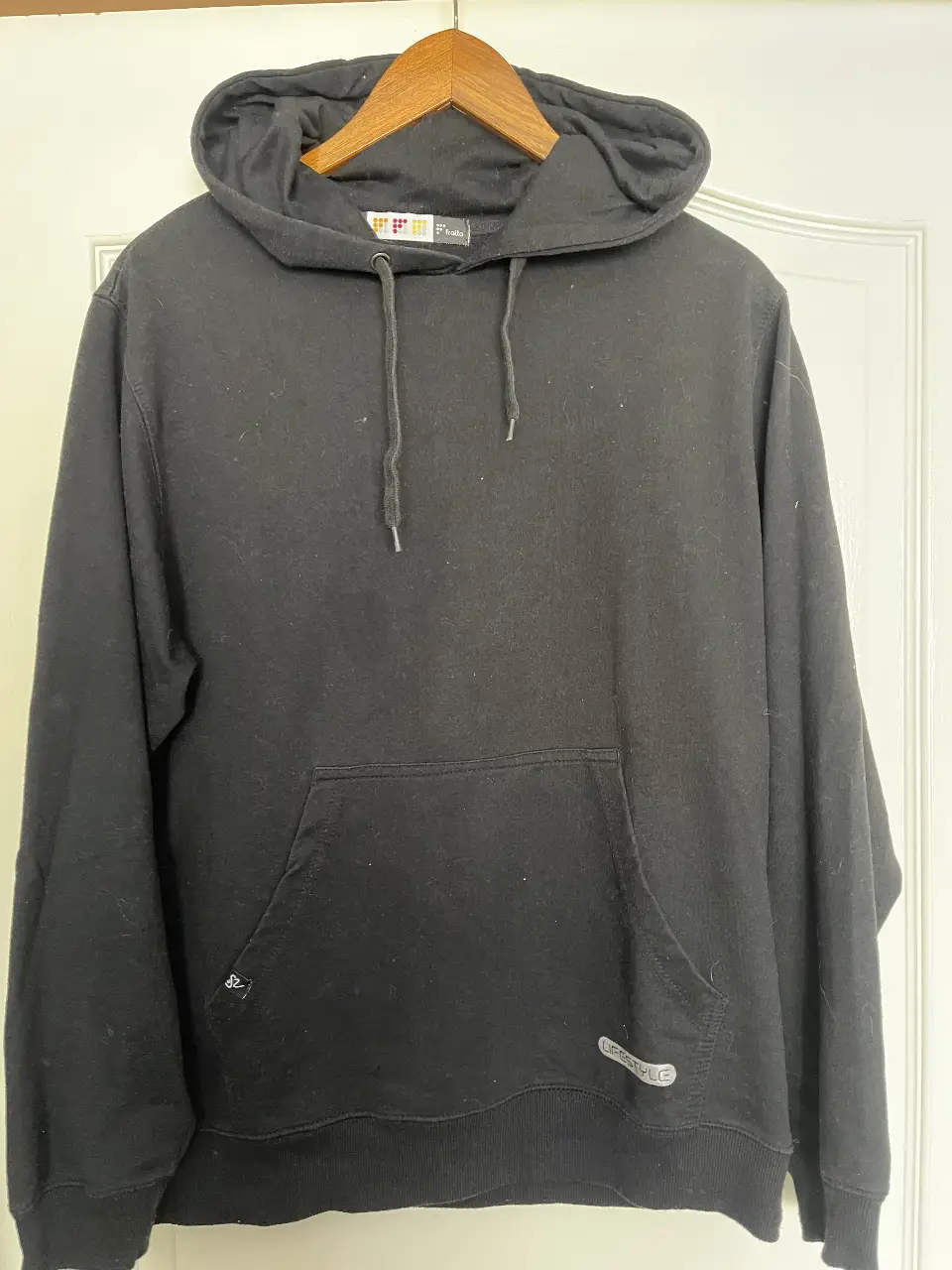 Buzo canguro negro, ideal para un look casual y cómodo. Perfecto para el día a día.